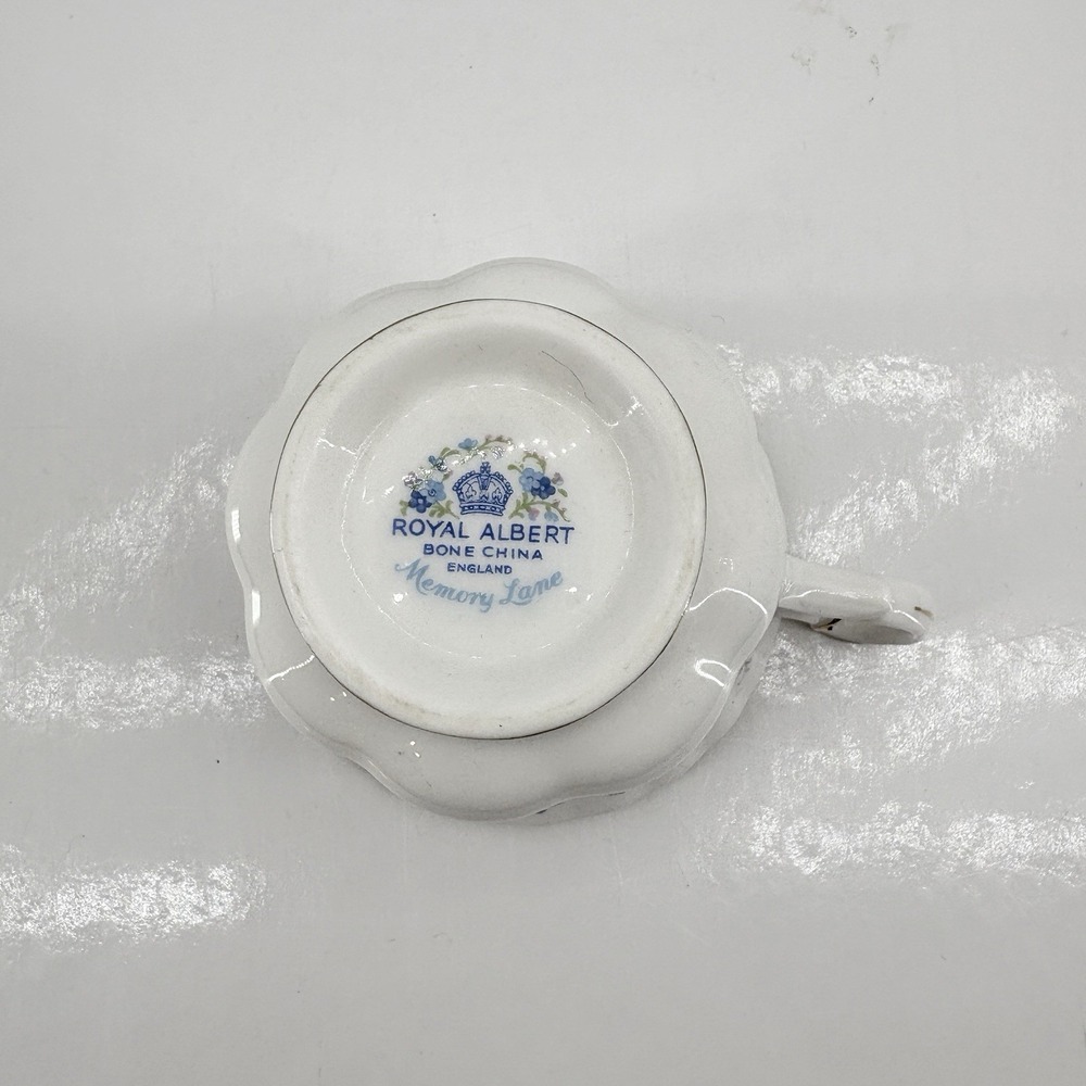 Vintage Royal Albert Memory Lane Tea Cup &‎ Saucer England Blue Floral Gold Trim - Picture 9 of 10